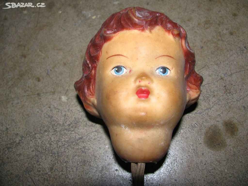 stará gumová panenka hlava
