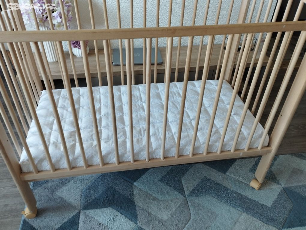 Dřevěná dětská postýlka s matrací