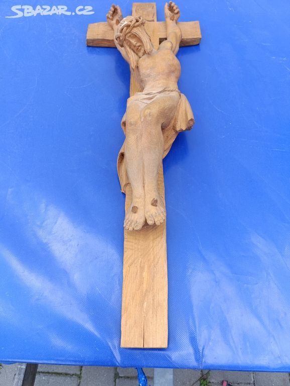 Dřevěný kříž a plastika madony