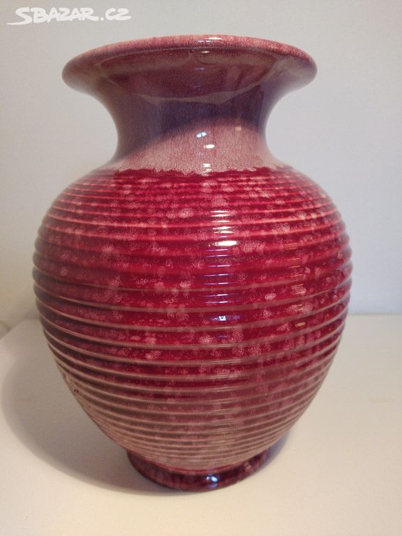 Stará vínově červená keramická glazovaná váza