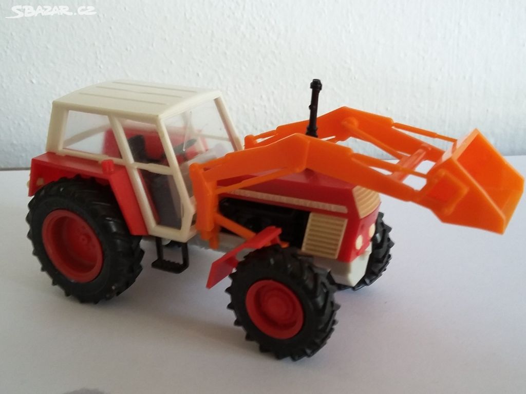Starý model Igra traktor Zetor Crystal s radlicí