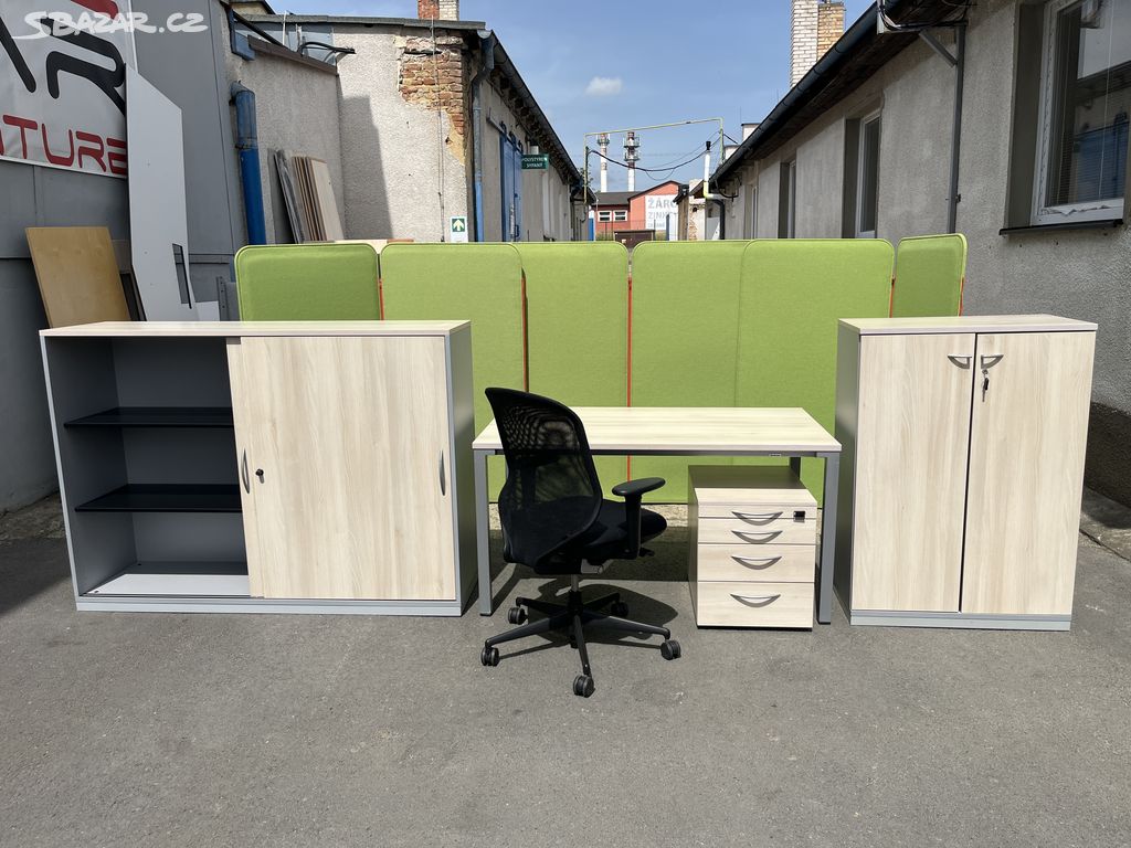 Krásný kancelářský nábytek značky Steelcase.