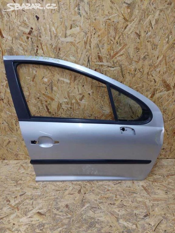 Dveře pravé přední Peugeot 207 Stříbrná EZR poškoz