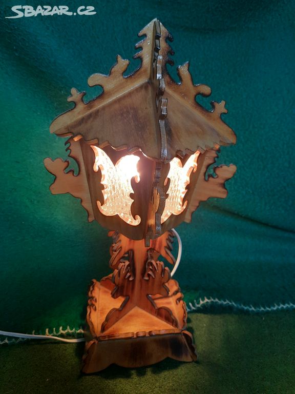 Romantická dřevěná lampička s lesními motivy