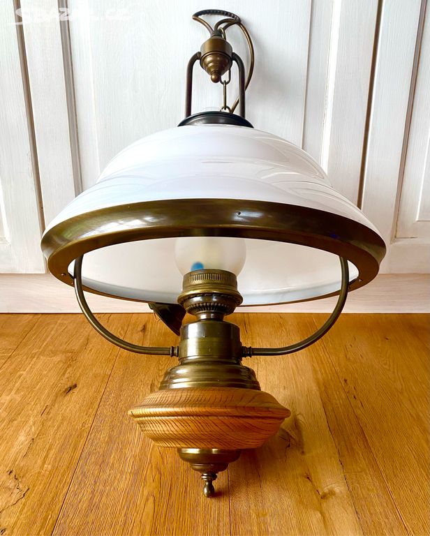 Stará mohutná lampa ve stylu petrolejky