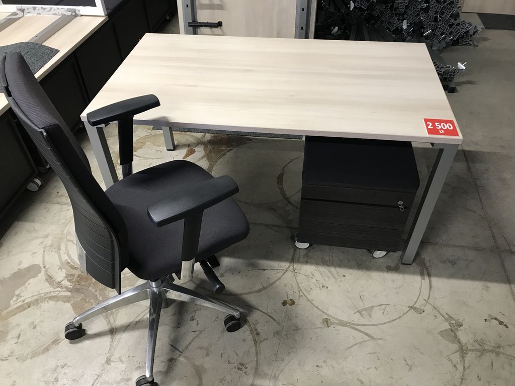 Prodám kancelářské stoly Steelcase