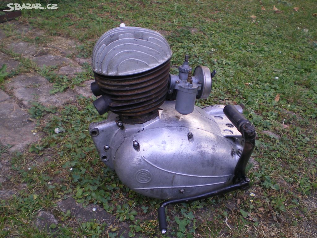 Motor ČZ 125 - bez čísel, před sundáním chodil .