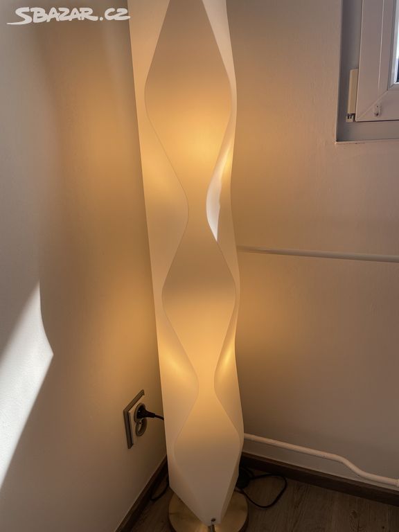 Designová stojící lampa