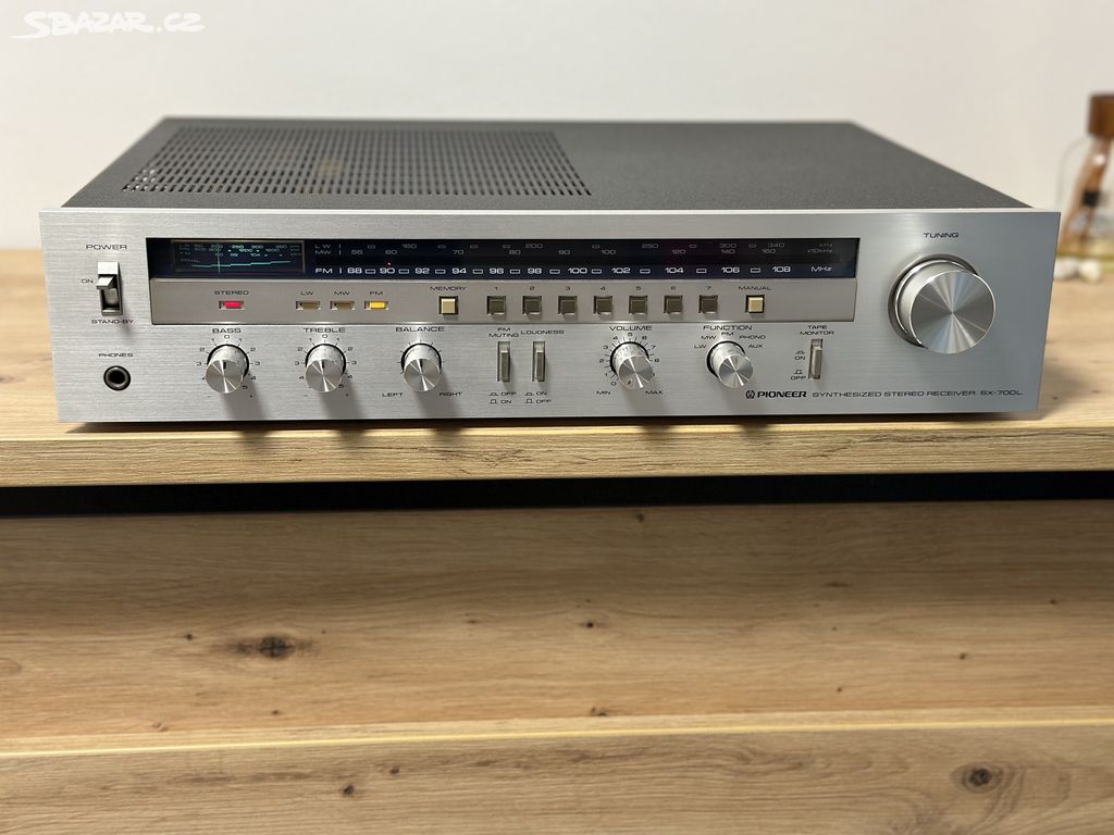 PIONEER SX-700L PĚKNÝ VINTAGE STEREO RECEIVER !!