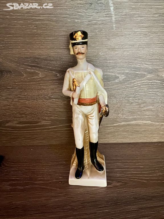 Porcelánová soška Grenadier, voják, dragoun