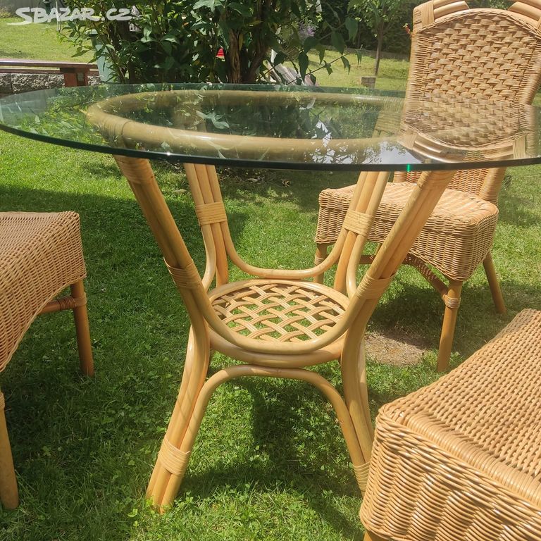 Ratanový nábytek (stůl+ 4 židle)