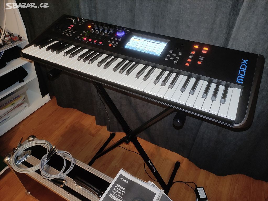 Syntezátor Yamaha MODX 6 a příslušenství top stav