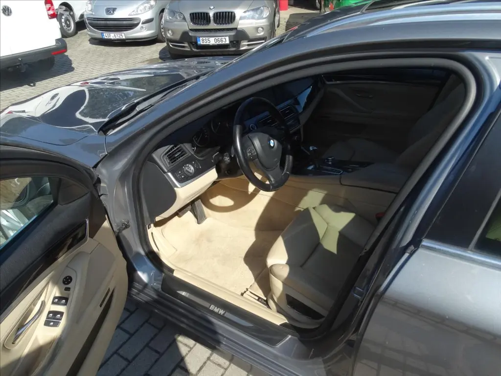 BMW Řada 5, 525d 6V 150KW AUT KŮŽE PANO XE - fotka 4