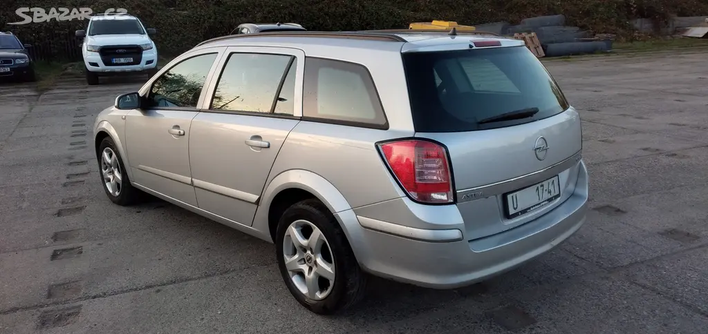 Opel Astra caravan 1,3 CDTI ECOFLEX, 66KW 2008 - fotka 3
