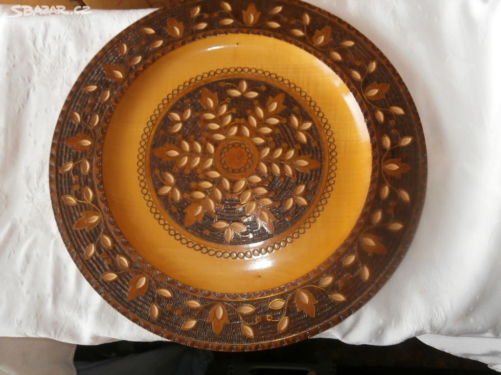 Dřevo/masiv talíř vyřezávaný 40,5 cm,cena 290,-kc