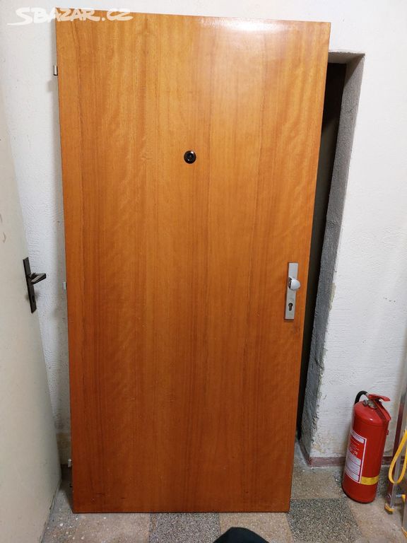 Vstupní dveře do bytu, š. 90 cm.