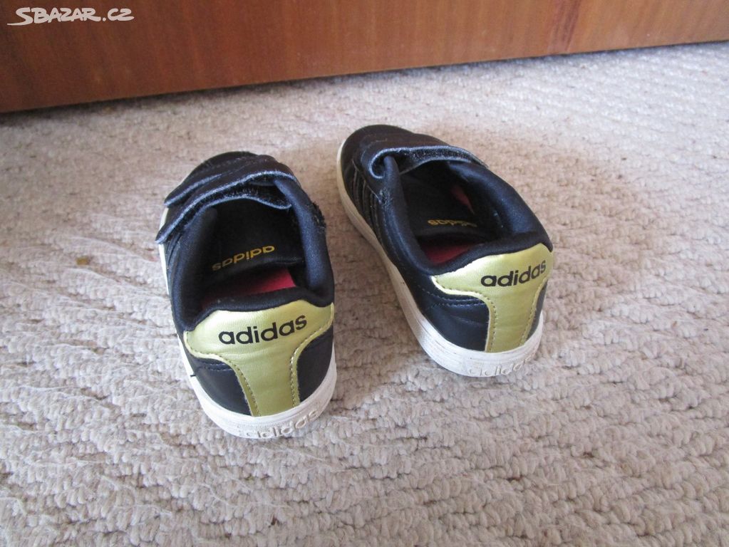 Č. 26 - dívčí tenisky Adidas, stélka 16 cm
