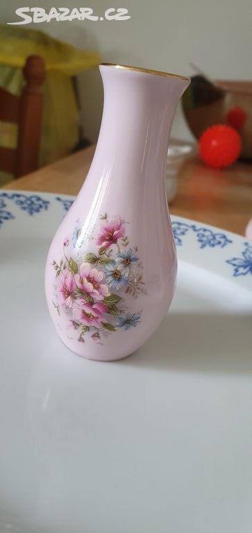 Růžový porcelán vazička