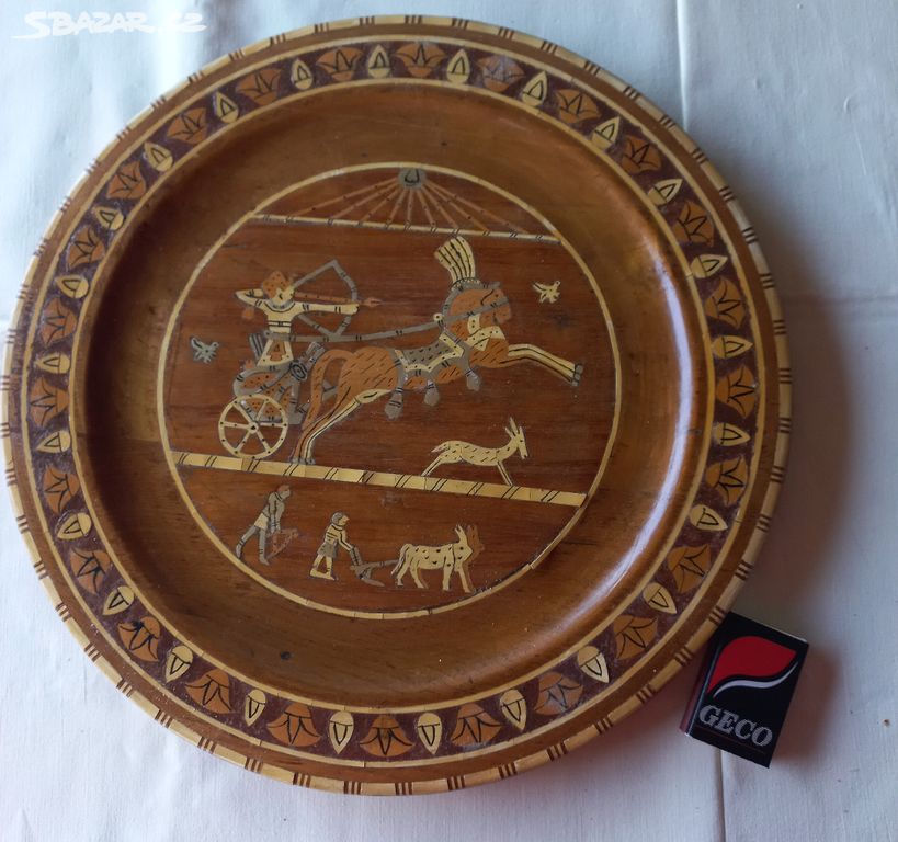 vykládaný dřevěný nástěnný talíř
