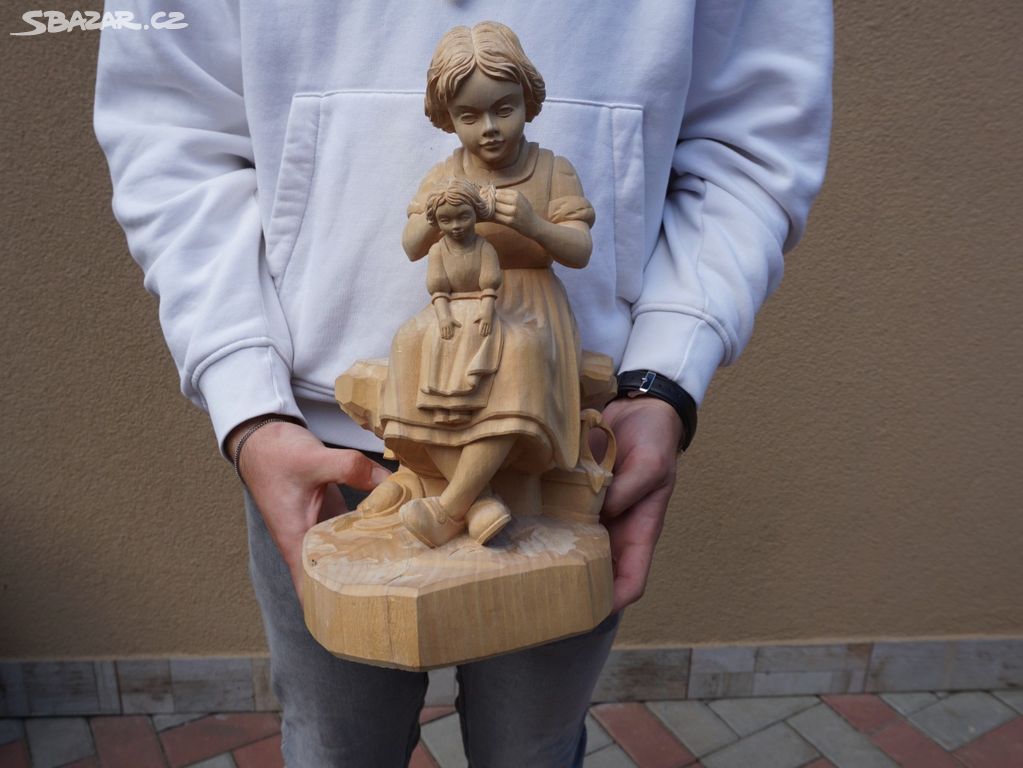 Krásná dřevěná ručně řezaná socha