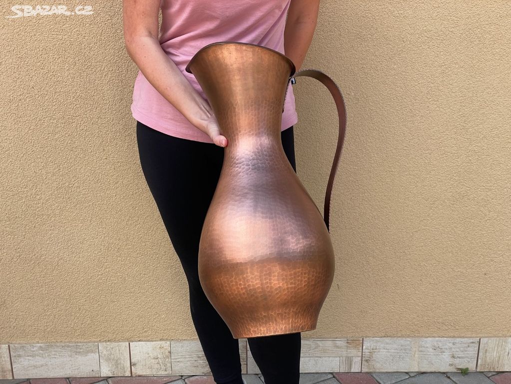 Masivní měděná váza džbán