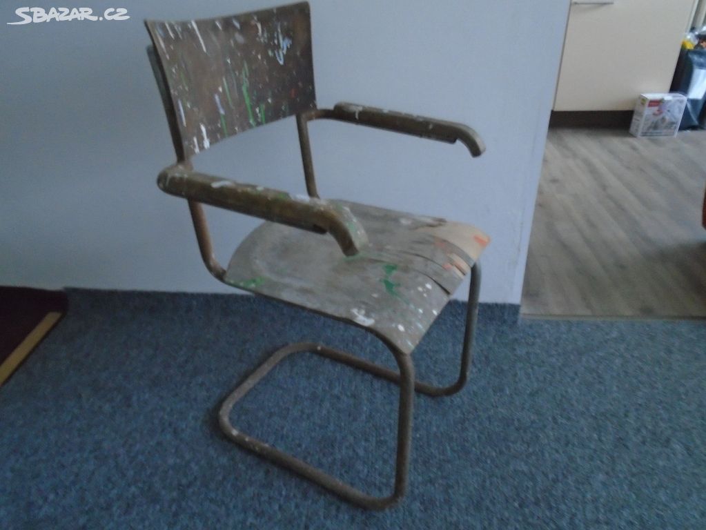 Stará Kovová židle s opěrkami