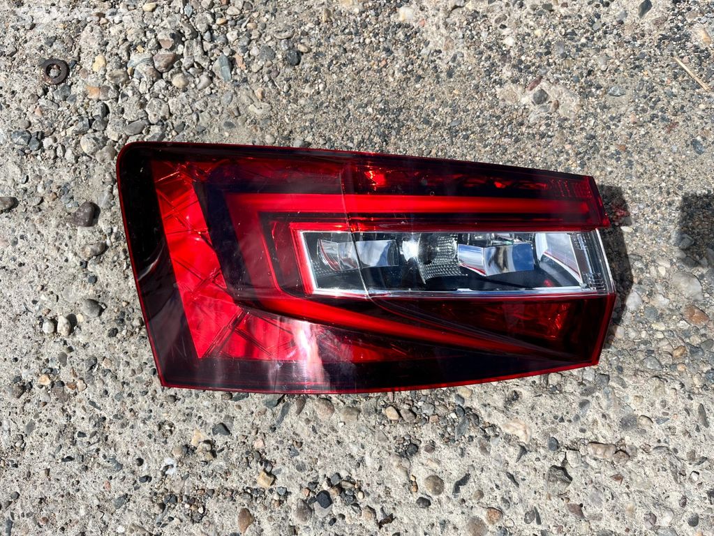 prodám na Škoda Superb III kombi levé zadní světlo