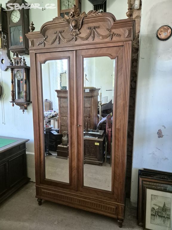 Starožitná zrcadlová skříň