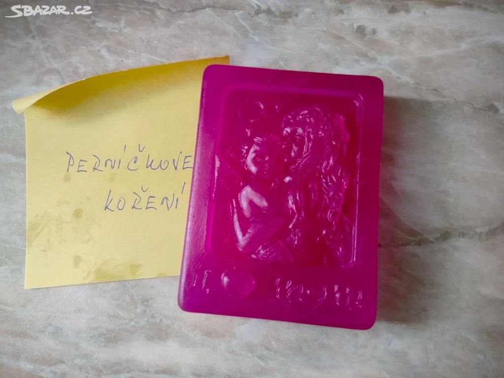 Nové ručně vyrobené voňavé fialové mýdlo Maminka