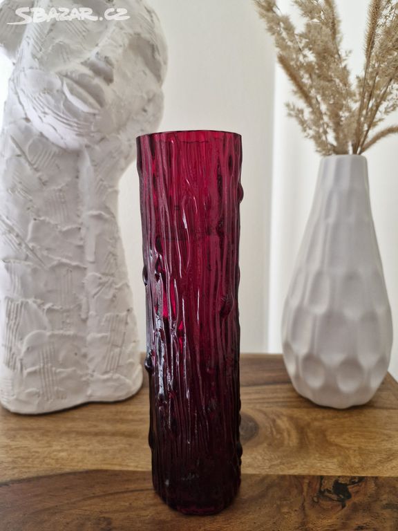 Rubínová váza z lisovaného skla - Václav Hanuš