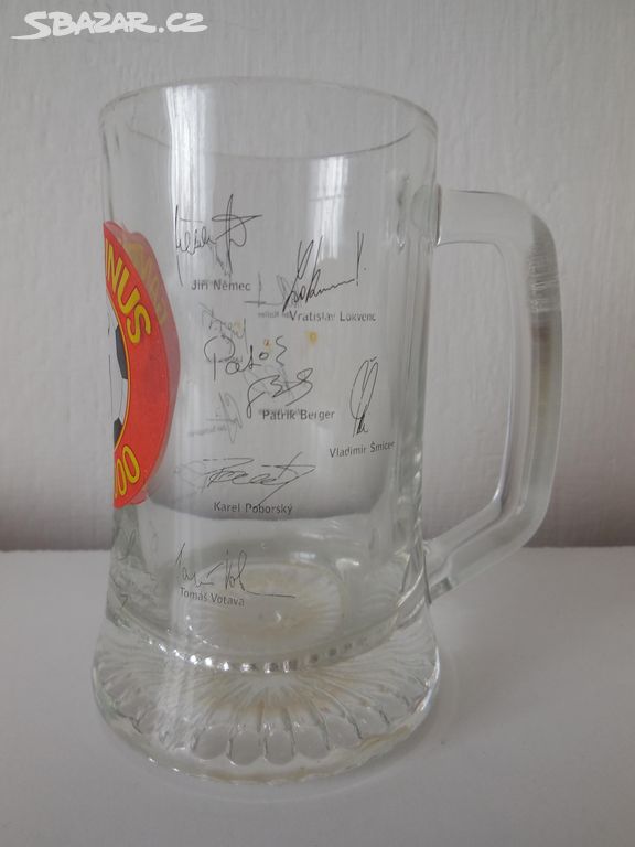 Sběratelská sklenice na pivo ME 2000 s podpisy.