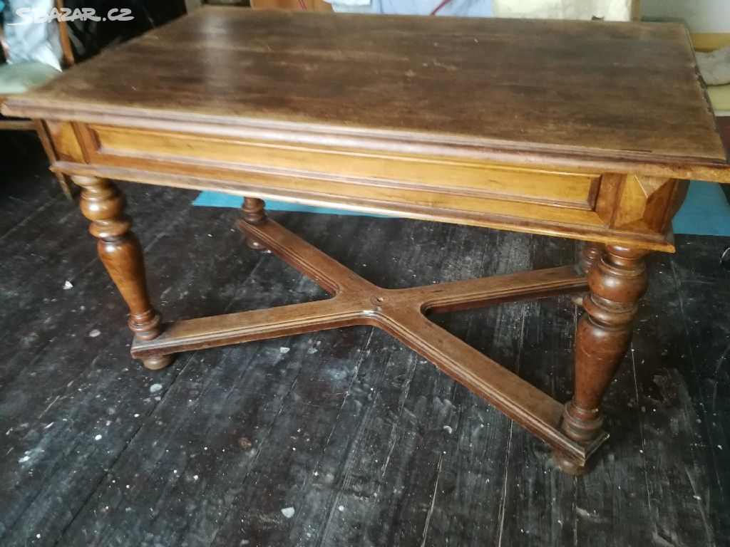 Starožitný stůl a dvě židle.