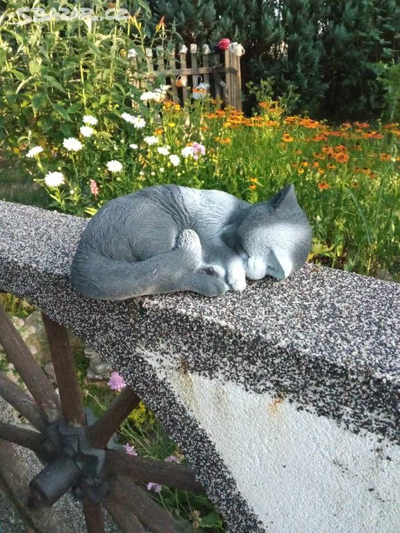 Zahradní dekorace- Spící kočka
