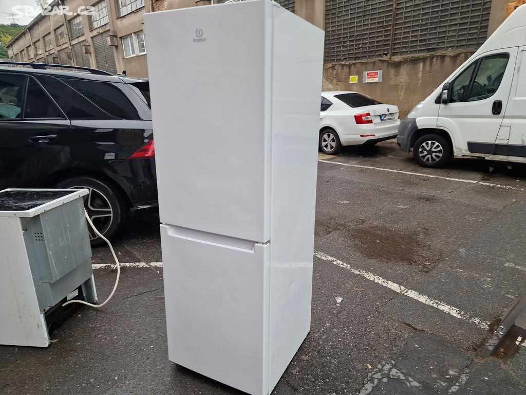 Lednice Indesit 65x60 výška 177 cm