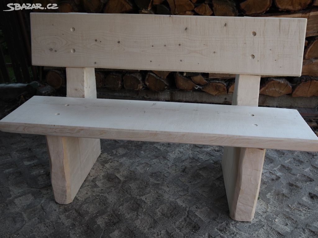 Masivní dřevěná lavice