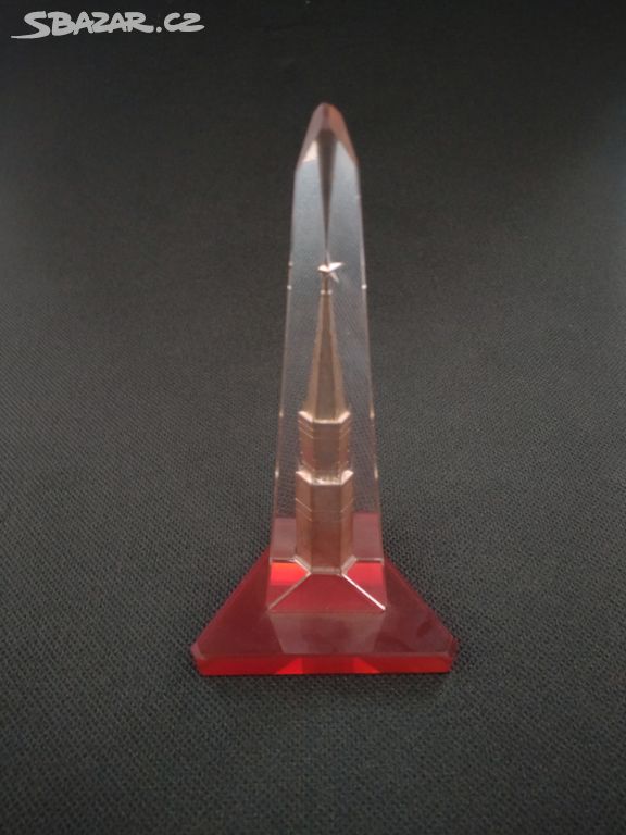 Moskva - skleněný obelisk z optického skla