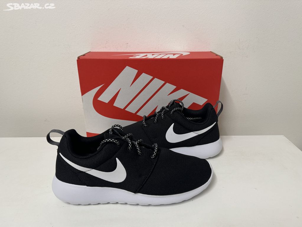 Nike Roshe One Black White