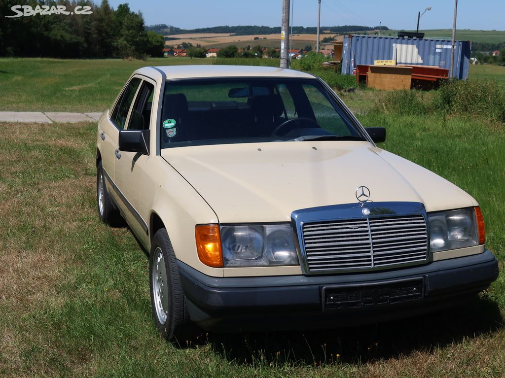 Mercedes-Benz W 124 260 E r.v. 1986 lišťák