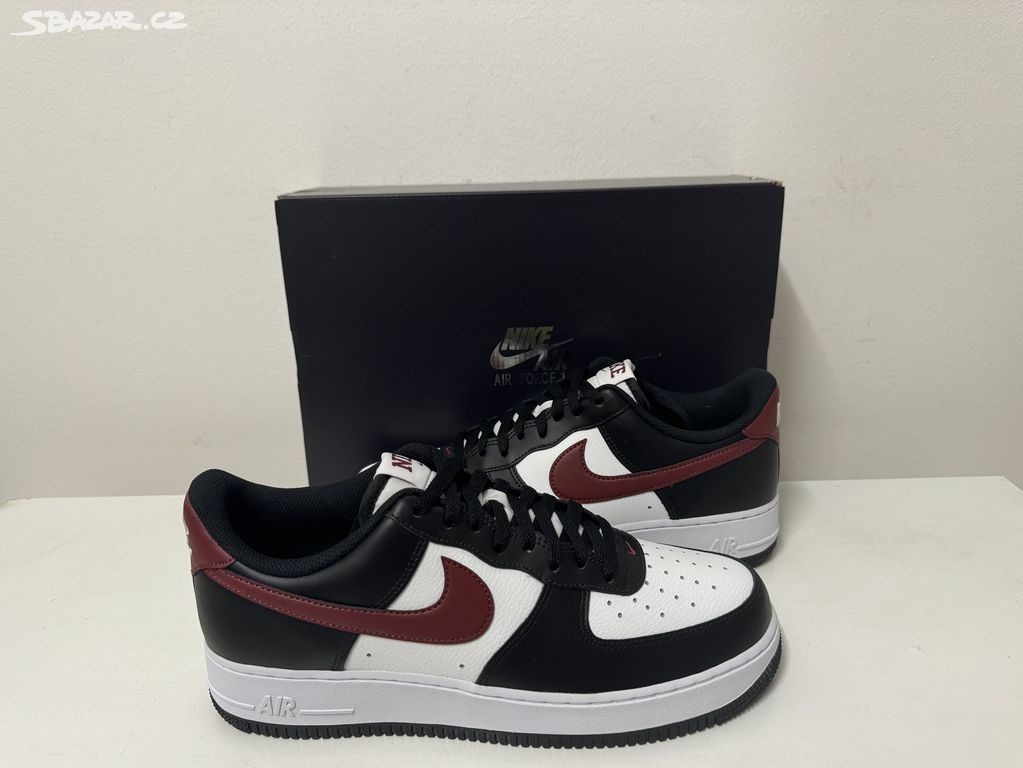 Nike Air Force 1 07 Red Swoosh Panda vel.44/28cm