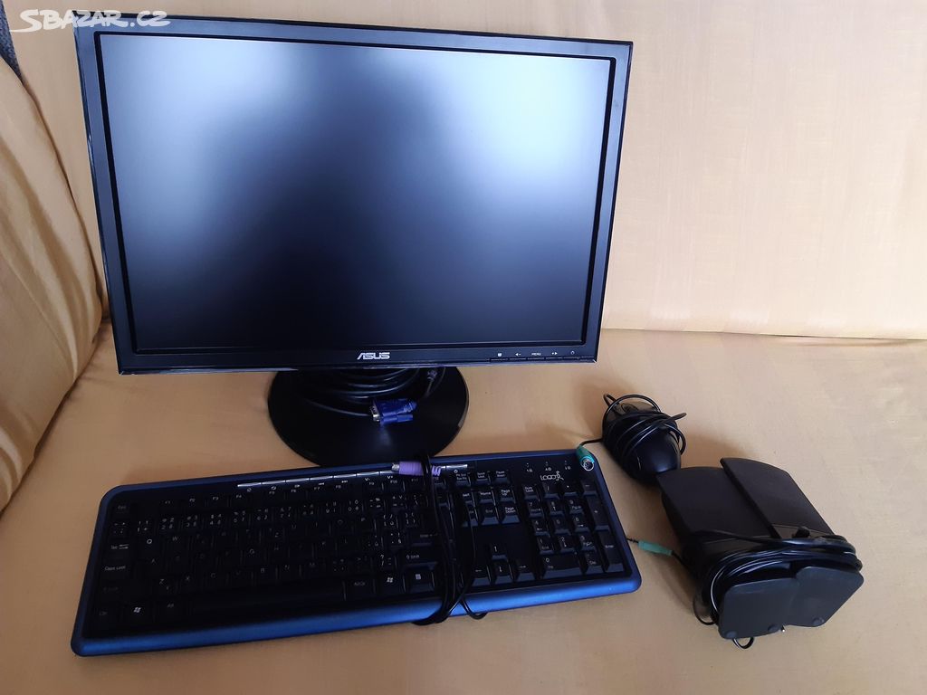 Monitor, klávesnice, reproduktory, myš