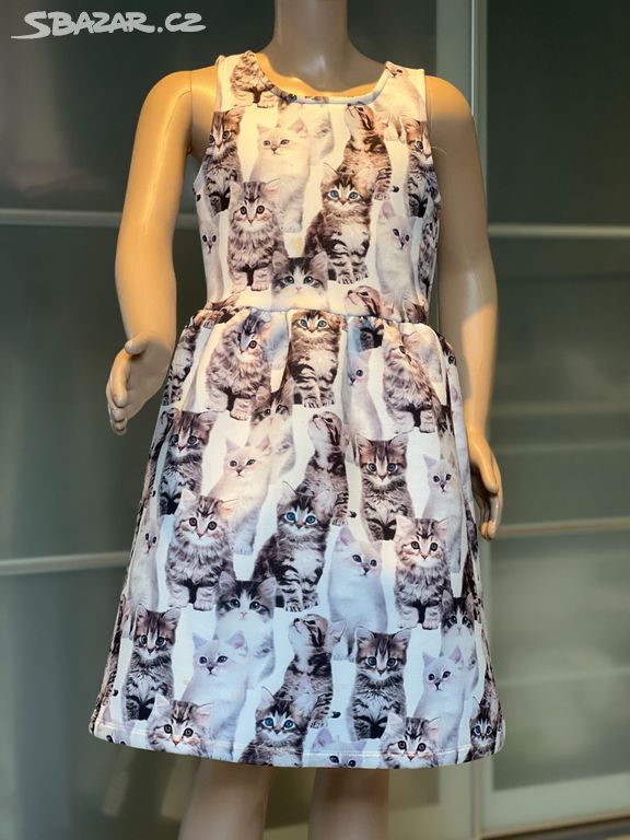 Nádherné "kočičí" dívčí šaty na 134/140 cm