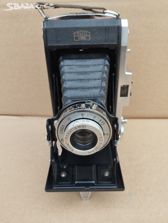Starý větší fotoaparát Zeiss Ikon