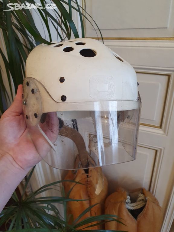 Retro hokejové helmy
