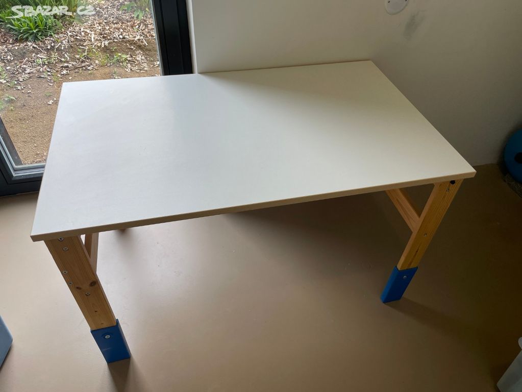 Výškově stavitelný dětský stůl IKEA