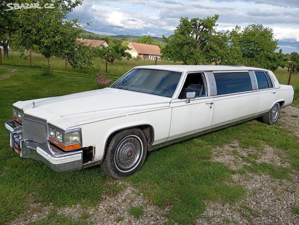 1988 Cadillac Fleetwood  Brougham 5.0L, limo.