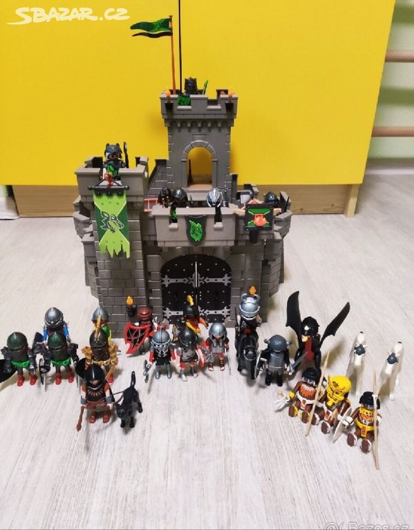 Playmobil hrad, několik sad rytířů, drak a koně
