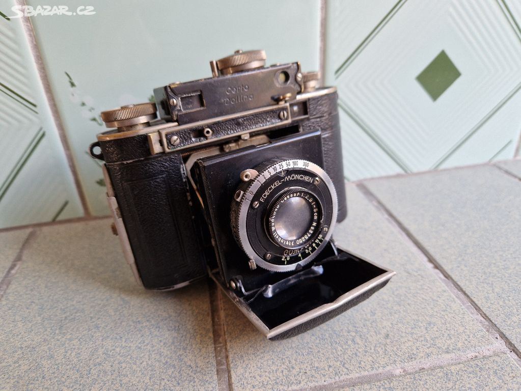 Starý německý měchový fotoaparát Certo Dollina II