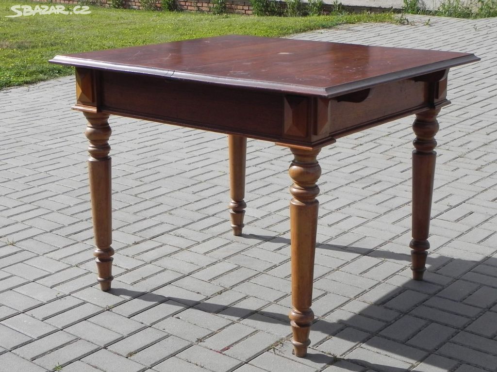 Starý dubový stůl
