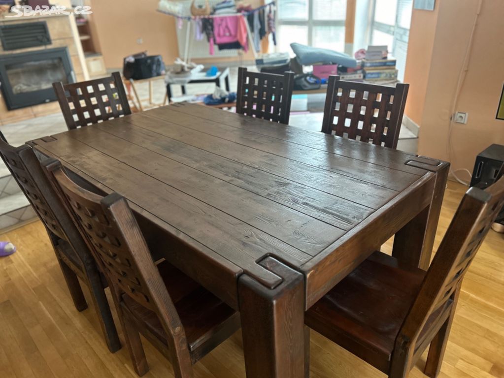 Masivní dřevěný stůl