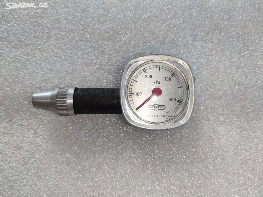 Retro starý měřič tlaku v pneu KONEKTA